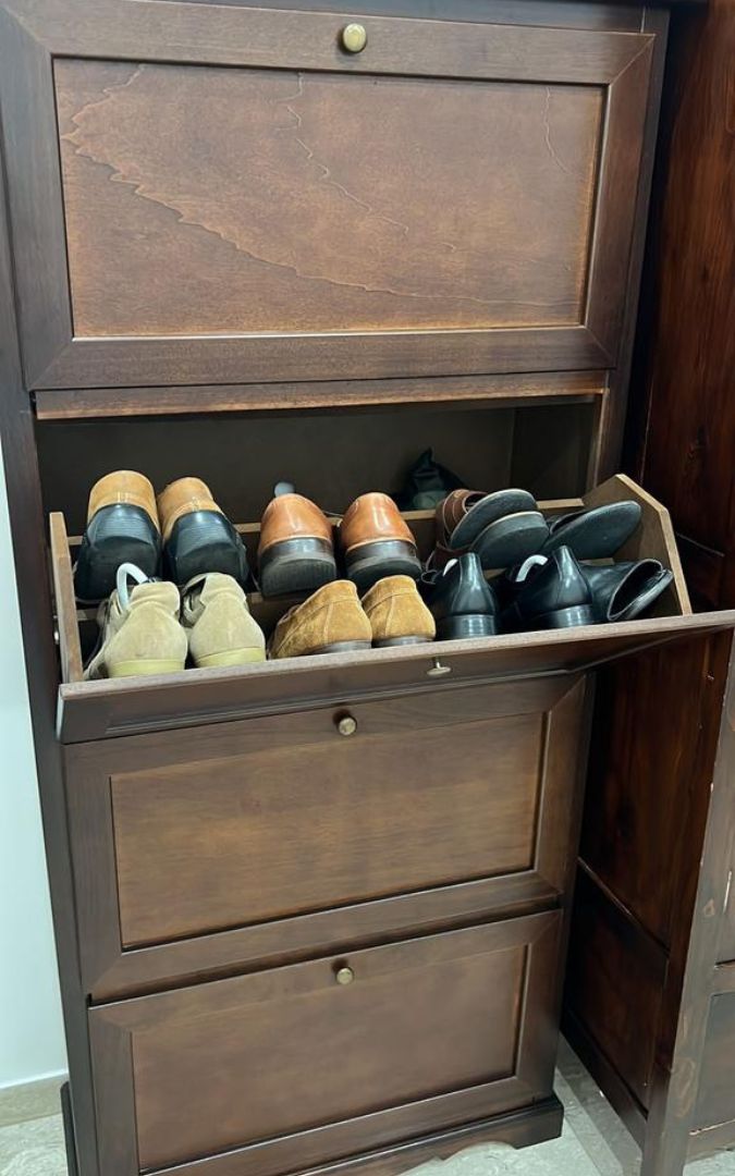 Dettaglio scarpiera in legno noce scuro a 4 ante, ideale per organizzare calzature.